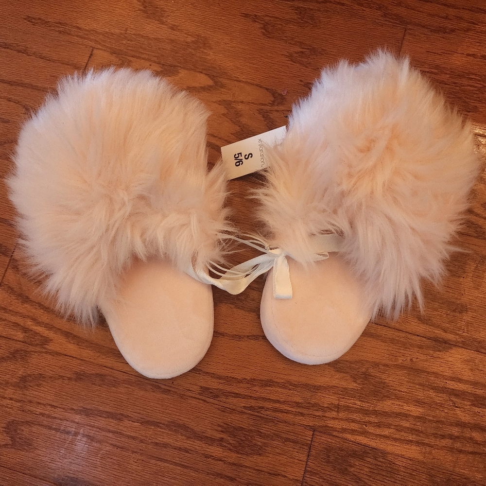 NWT S pink fluffy slippers